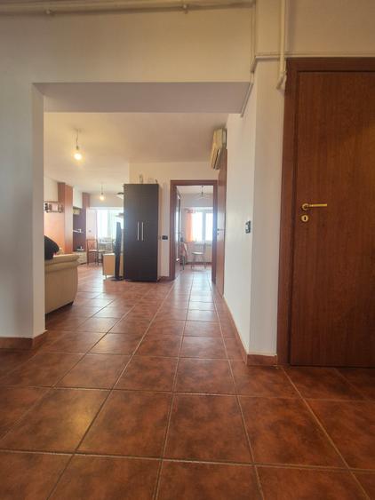 Apartament cu 3 camere decomandat, mobilat în Dacia