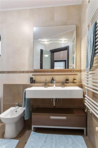 Apartament cu 3 camere semidecomandat, mobilat în Arcul de Triumf