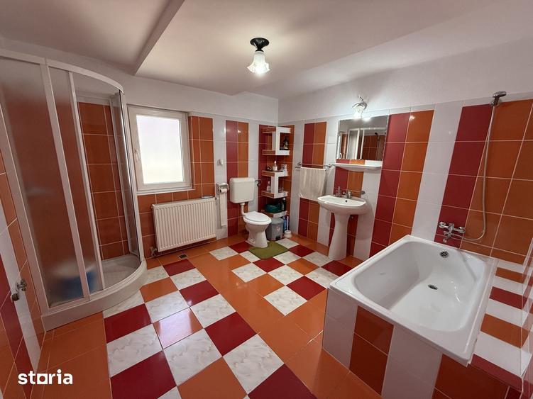 Casă cu 9 camere cu Teren 238 Mp în Central