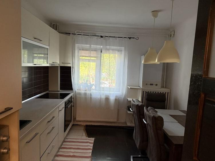 Apartament cu 3 camere decomandat în Rovine