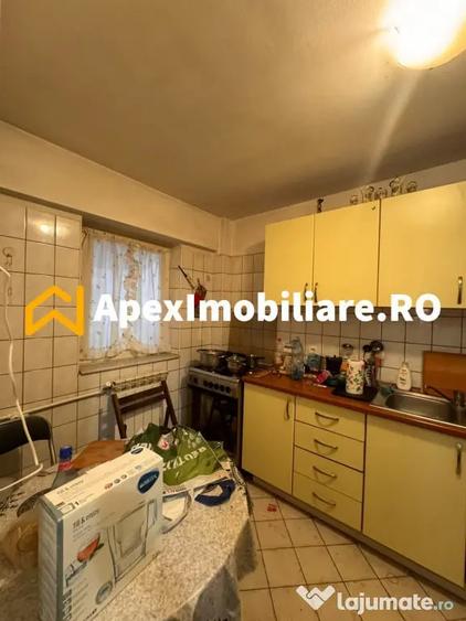 Apartament cu 3 camere decomandat în Valea Ialomiței