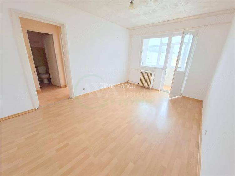 Apartament 3 camere semidecomandat, zona Milcov