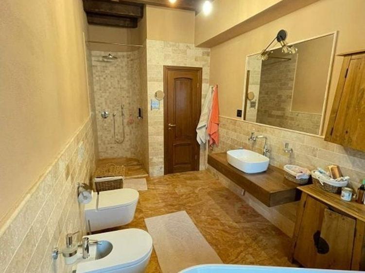 Casă individuală cu 6 camere cu Canalizare în Tineretului