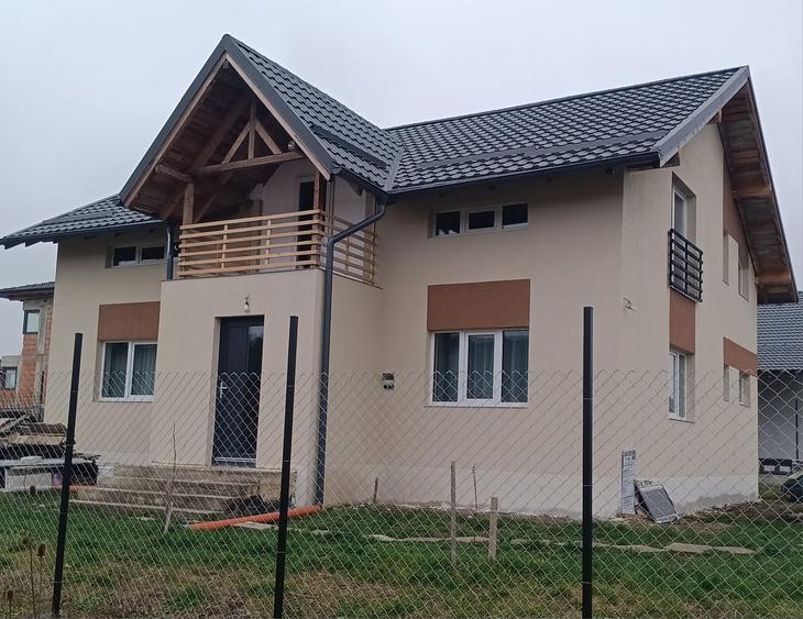 Casă cu 4 camere în Jucu