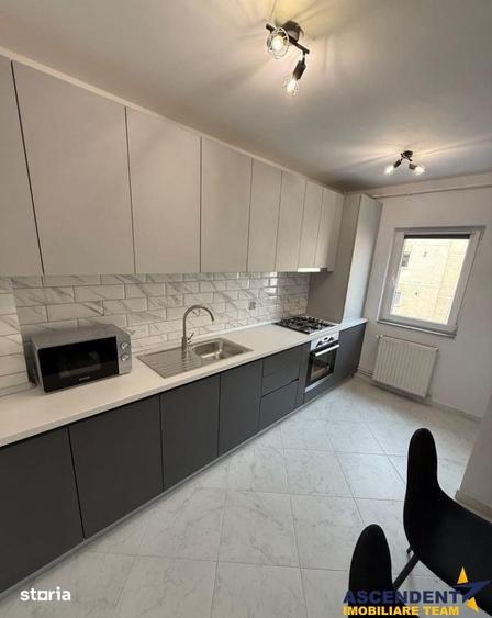 Apartament cu 3 camere decomandat în Tractorul
