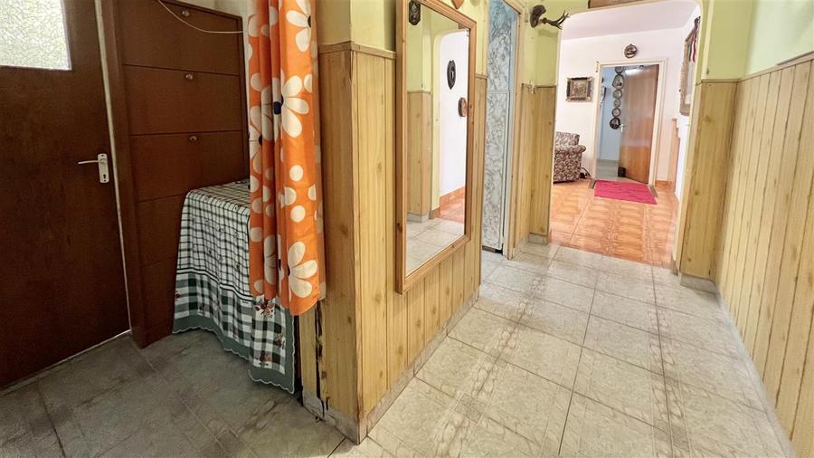 Apartament cu 3 camere semidecomandat în Astra