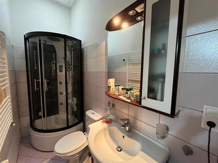 Casă individuală cu 6 camere cu Canalizare în Central