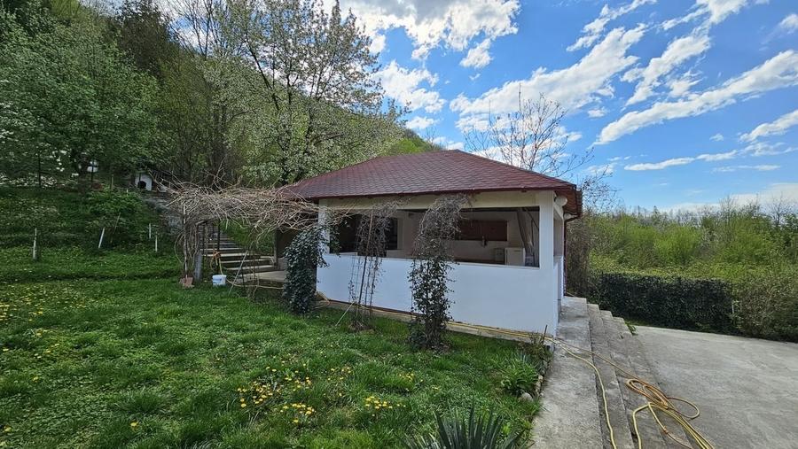 Casă cu 6 camere cu Teren 427 Mp în Central