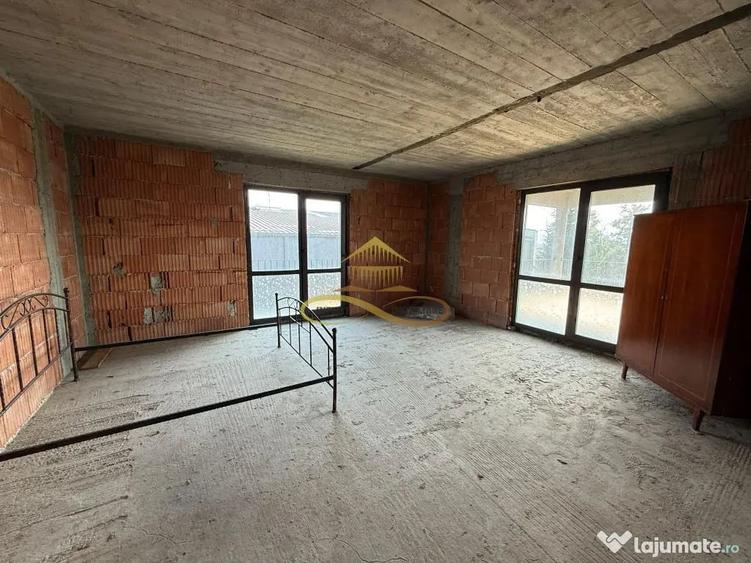 Casă cu 5 camere cu Teren 1715 Mp în Calea Romanului