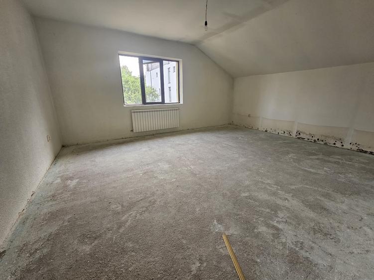 Casă individuală cu 5 camere cu Canalizare în Odăi