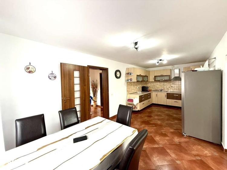 Casă cu 4 camere în Stana