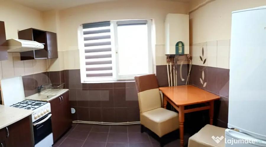 Apartament cu 2 camere semidecomandat, mobilat în Simeria