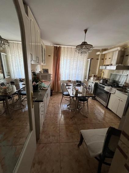 Apartament cu 3 camere decomandat în Buzaului