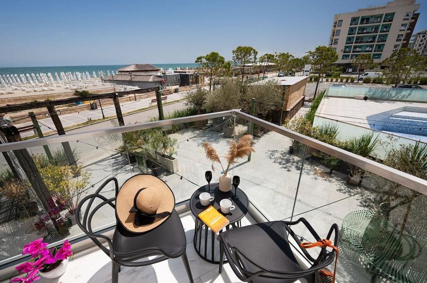 Apartament cu 3 camere decomandat în Mamaia-Sat