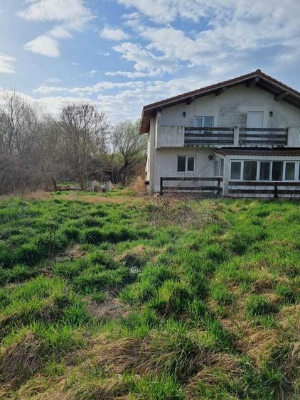 Casă cu 4 camere în Uzlina
