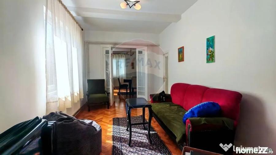 Apartament cu 4 camere semidecomandat în Domenii