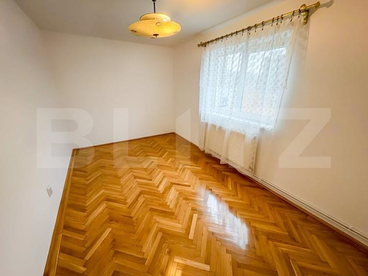 Apartament cu 4 camere semidecomandat, mobilat în Piața Centrală