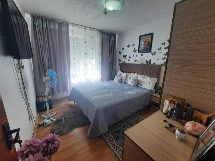 Apartament cu 3 camere semidecomandat în Militari
