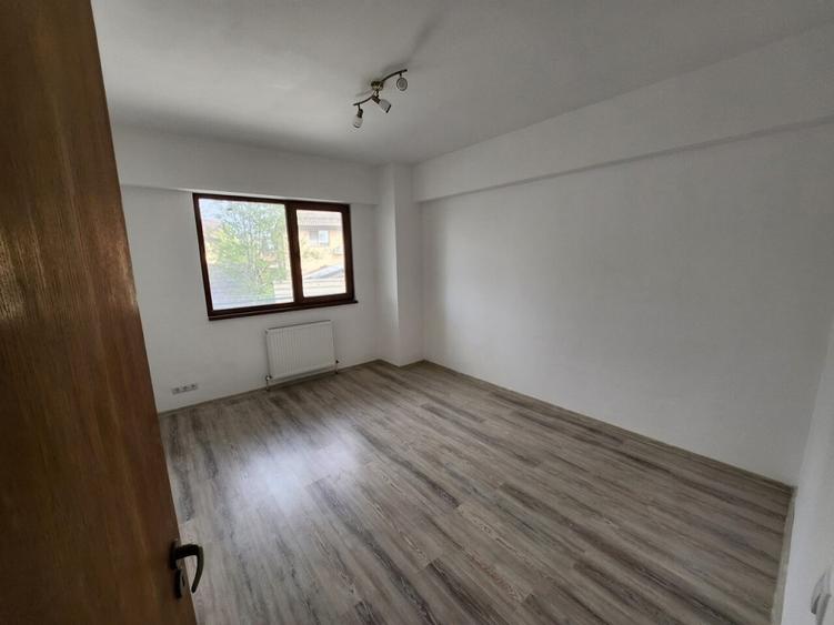 Apartament cu 3 camere decomandat în Vest