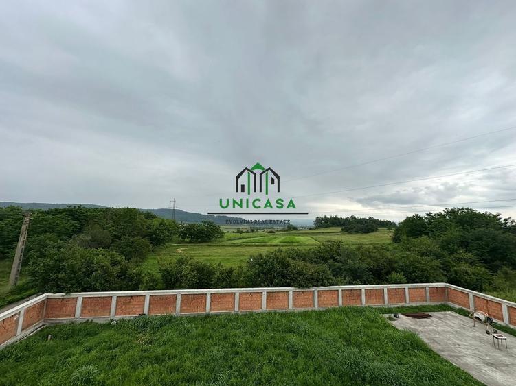 Casă individuală cu 8 camere cu Canalizare în Periferie