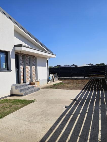 Casă cu 3 camere cu Teren 350 Mp în Tunari