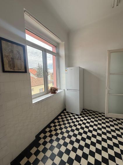 Apartament cu 3 camere semidecomandat în Central