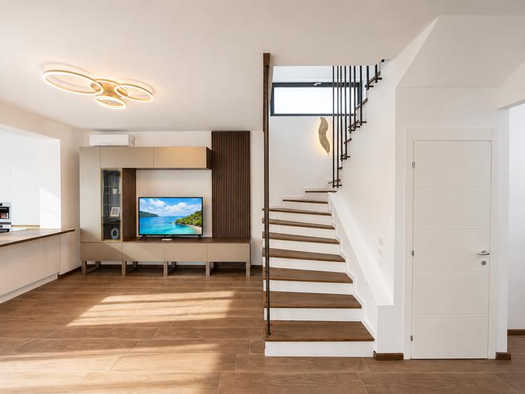 Casă individuală cu 5 camere cu Teren 300 Mp în Tunari
