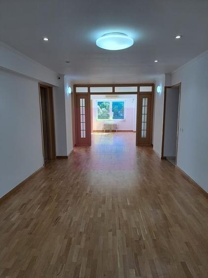 Apartament cu 4 camere semidecomandat în Splaiul Unirii