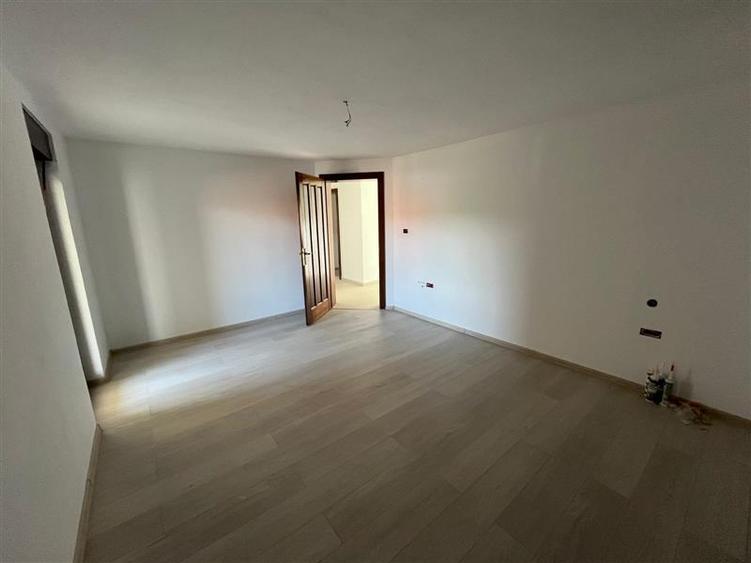 Casă individuală cu 7 camere cu Teren 600 Mp în Exterior Est