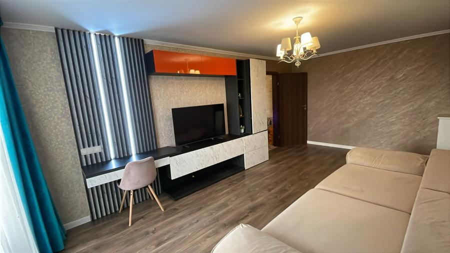 Apartament cu 2 camere decomandat, mobilat în Tractorul