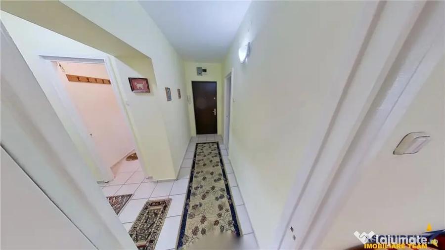 Apartament cu 3 camere decomandat în Calea București