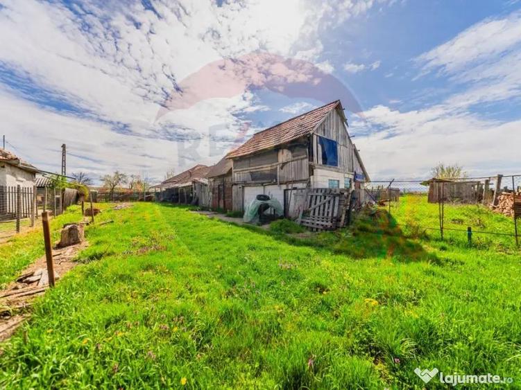 Casă cu 2 camere cu Teren 4500 Mp în Cărand