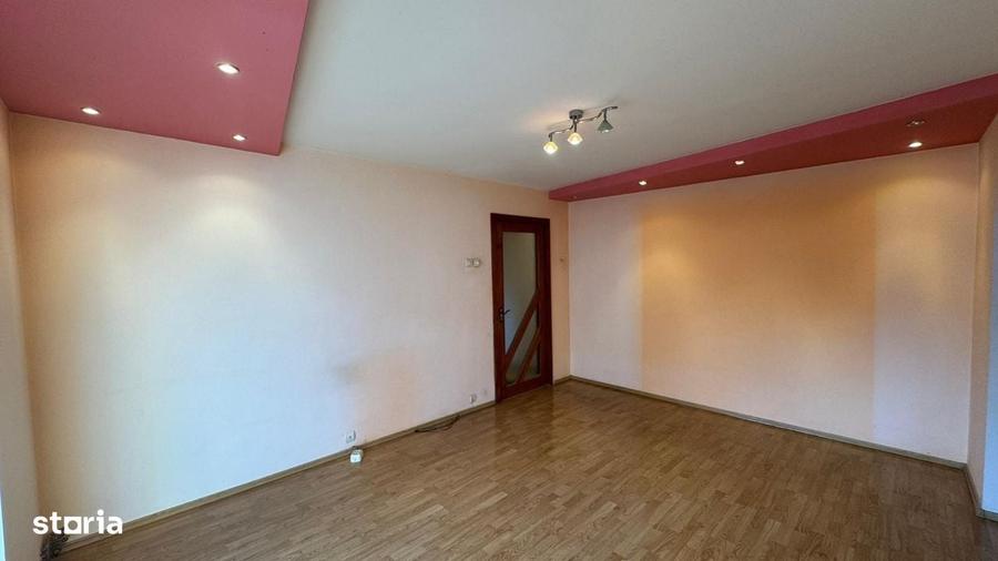 Apartament cu 3 camere semidecomandat în Sud