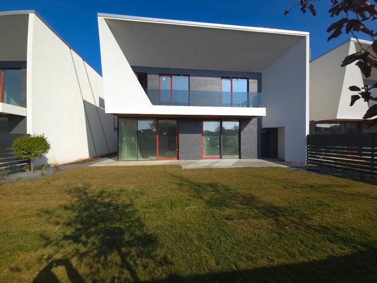 Casă individuală cu 5 camere cu Teren 440 Mp în Central