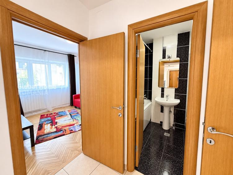 Apartament cu 4 camere decomandat, mobilat în P-ța Romană