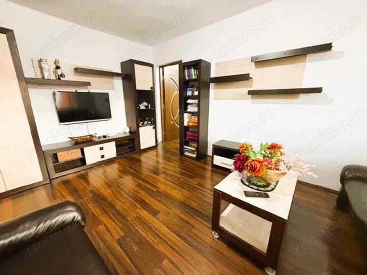 Apartament cu 3 camere semidecomandat în Central