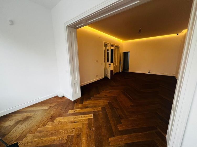 Casă individuală cu 12 camere cu Canalizare în Cotroceni