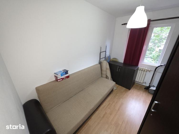 Apartament cu 3 camere semidecomandat în Inel II