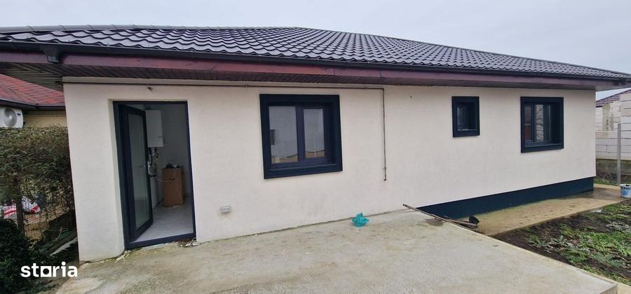 Casă cu 3 camere decomandat cu Canalizare în Agigea