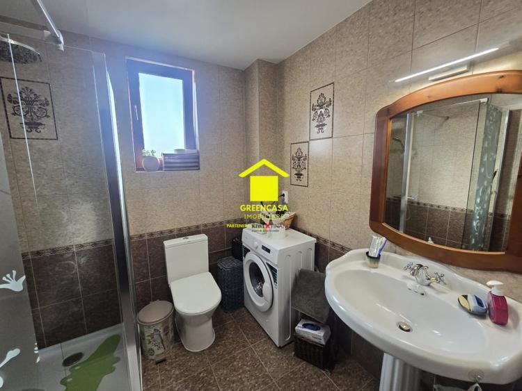 Casă individuală cu 7 camere cu Canalizare în Borhanci