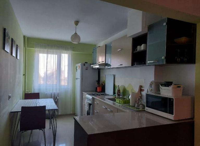 Apartament cu 2 camere decomandat în Boema