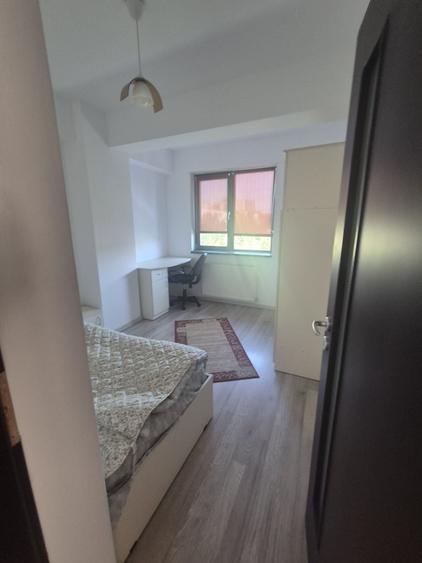 Apartament cu 3 camere semidecomandat în Central