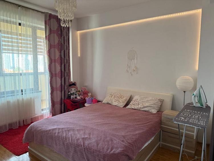 Apartament cu 3 camere decomandat în Palazu Mare