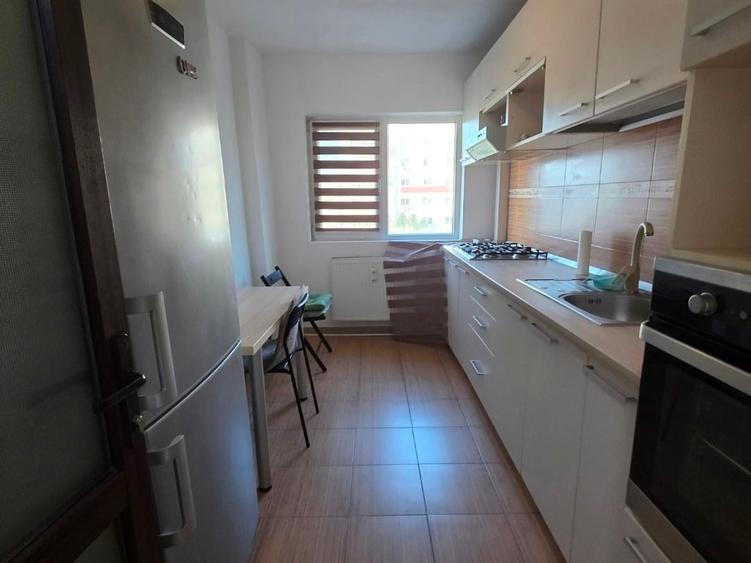 Apartament cu 3 camere semidecomandat în Berceni
