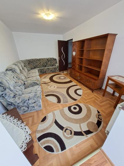 Apartament cu 4 camere decomandat în Astra