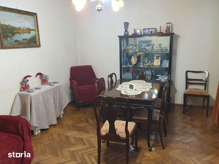 Apartament cu 4 camere decomandat în Drumul Taberei