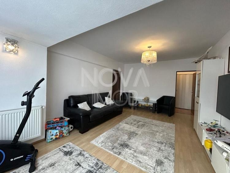 Apartament cu 3 camere semidecomandat în Turnișor