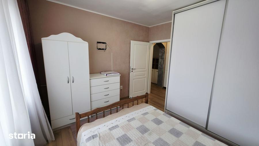 Apartament cu 3 camere semidecomandat în Podu Roș