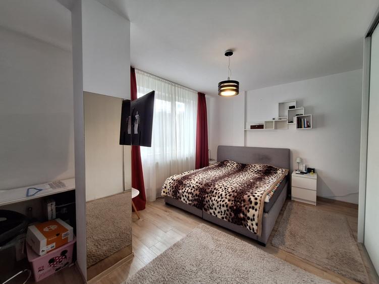 Apartament cu 3 camere semidecomandat, mobilat în Florești