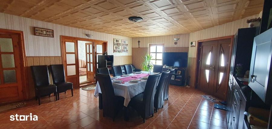 Casă cu 7 camere cu Teren 748 Mp în Borlești